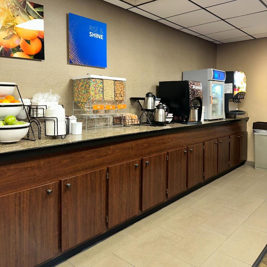 Comfort Inn Falls Church - Tysons Corner Zewnętrze zdjęcie
